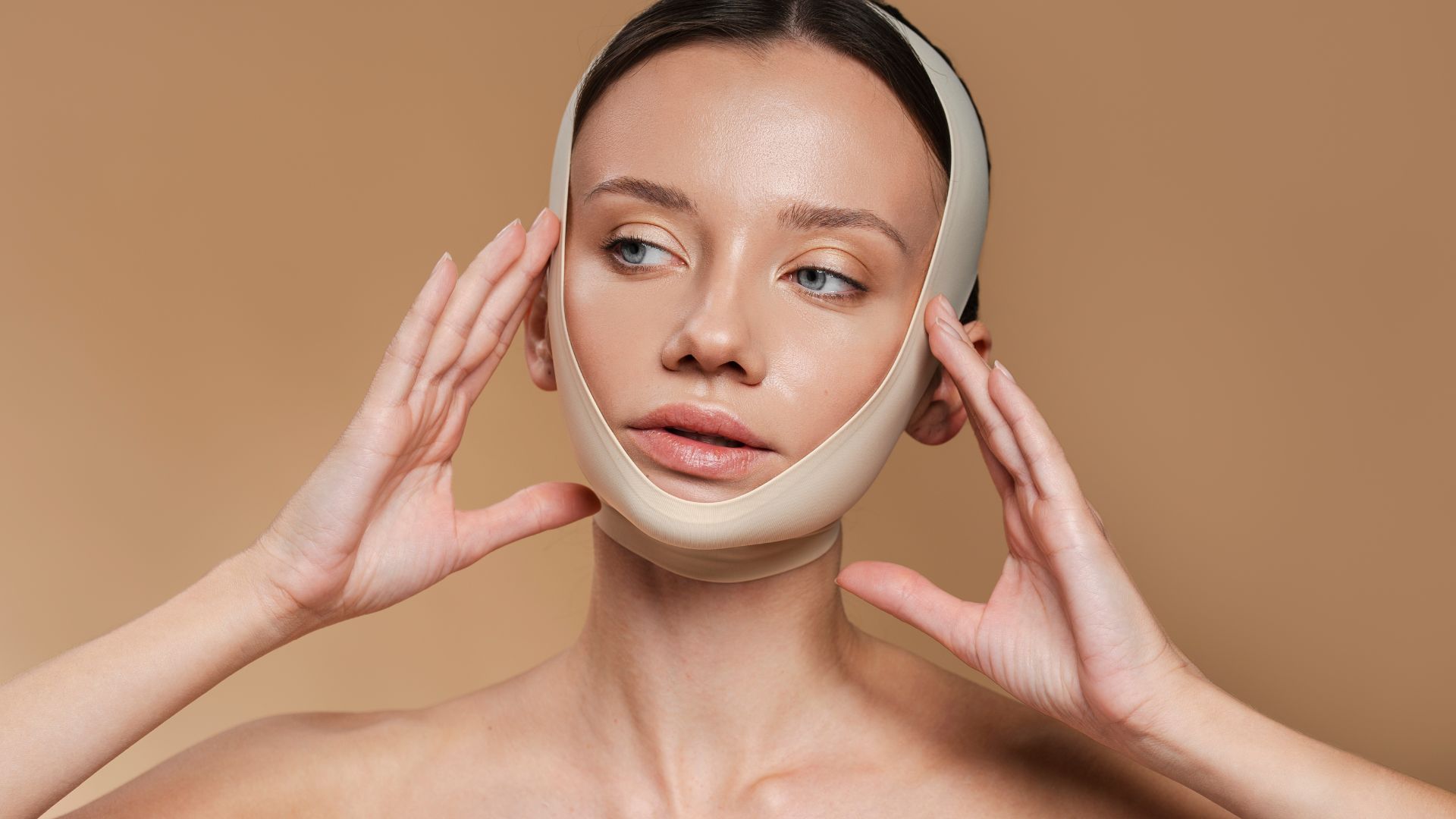 Kako-zmanjsati-oteklino-in-pospesiti-okrevanje-po-faceliftu_Klinika-Visnjar-Ljubljana